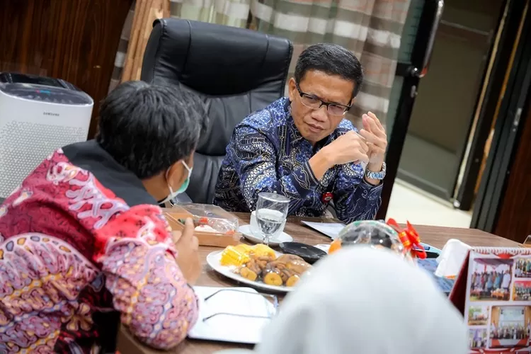 Rapat Rencana Riset Sosial dan Laporan Hasil Pelaksanaan Survei Kegiatan Latsitardanus XLV/2025 Provinsi Banten secara virtual di Ruang Rapat Sekda Banten, Kamis (24/4/2025)