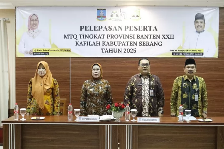 Bupati Serang Ratu Tatu Chasanah saat pelepasan kafilah yang akan membela Kabupaten Serang pada ajang MTQ tingkat Provinsi Banten di Le Semar Hotel Kota Serang pada Kamis, 24 April 2025.