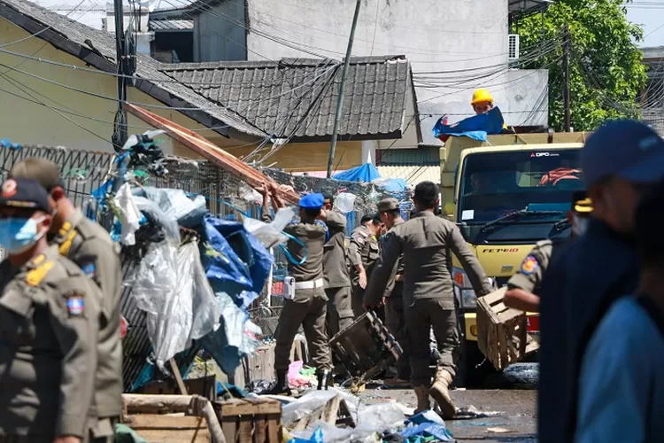 Satpol PP Kabupaten Serang membongkar puluhan lapak pedagang kaki lima (PKL Pasar Ciherang pada Kamis, 24 April 2025
