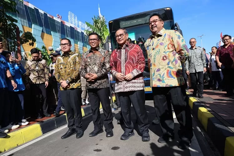 Peresemian Bus TransJakarta dari Alam Sutera ke Blok M, di Terminal Blok M, Jakarta Selatan, Kamis (24/4/2025),