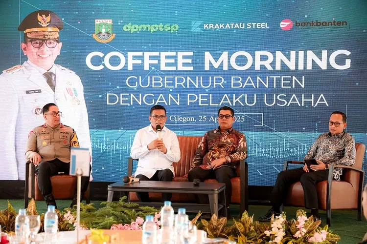 Gubernur Banten Andra Soni saat melakukan dialog dengan para pelaku usaha di Kota Cilegon di Birdie Cafe and Resto The Royale Krakatau Golf and Country Club, Kota Cilegon, Jumat (25/4/2025).