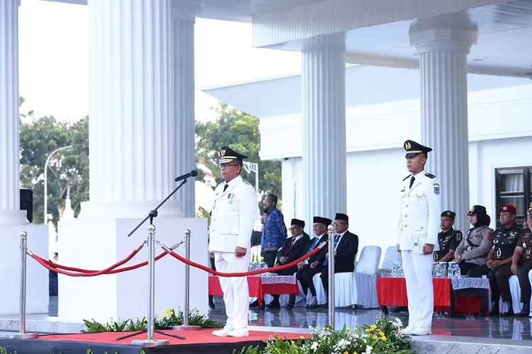 Gubernur Banten Andra Soni saat memimpin dan membacakan amanat Menteri Dalam Negeri M Tito Karnavian pada Upacara Peringatan Hari Otonomi Daerah (Otda) ke-29 di Lapangan Kantor Gubernur Banten, Jumat (25/4/2025)