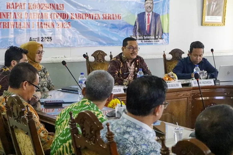 Penjabat Sekretaris Daerah (Pj Sekda) Kabupaten Serang, Rudy Suhartanto usai membuka rakor di Aula KH. Syam&rsquo;un pada Kamis, 24 April 2025.