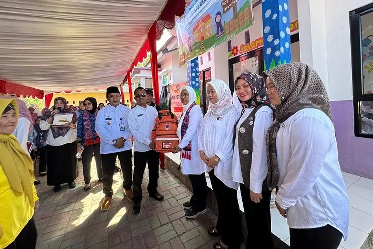 Ketua Tim Pembina Posyandu Provinsi Banten Tinawati Andra Soni meninjau Pelayanan Enam Standar Pelayanan Minimal (SPM) Posyandu Gurame, Tangerang, Jumat (25/4/2025)