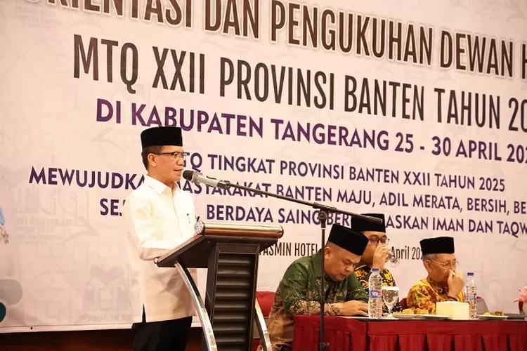 Pj Sekda Banten Nana Supiana saat membuka Orientasi Dewan Hakim MTQ XXII Provinsi Banten Tahun 2025 di Kabupaten Tangerang, Sabtu (26/4/2025).