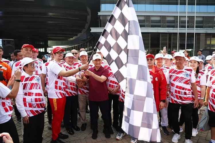 Wakil Gubernur Banten Dimyati Natakusumah saat membuka Fun Walk yang diselenggarakan Paguyuban Sosial Marga Tionghoa Indonesia (PMSTI) bersama BSD City di Halaman Biomedical Campus, Tangerang, Sabtu (26/4/2025)