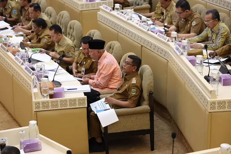 Rapat Kerja (Raker) dan Rapat Dengar Pendapat (RDP) Komisi II DPR RI dengan Kementerian Dalam Negeri dan kepala daerah di Indonesia di Gd. Nusantara III DPR RI Jakarta, Senin (28/4/2025)