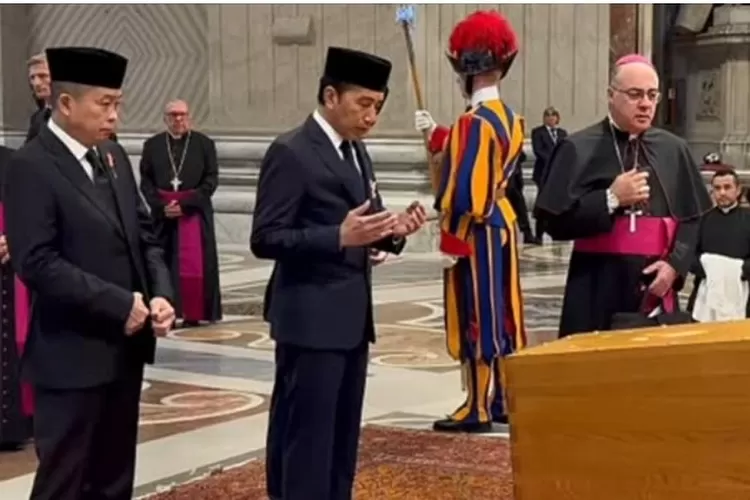 Momen Jokowi memberikan doa di depan peti Paus Fransiskus. (Instagram/jokowi)