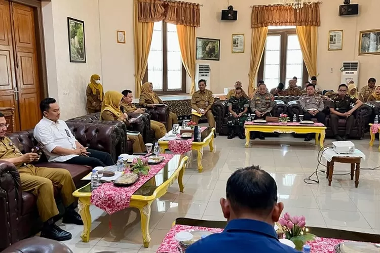 Kepala Balai Pelaksanaan Jalan Nasional (BPJN) Banten, Wahyu Supriyo Winurseto, saat rapat progres pembangunan tol Serpan bersama Bupati Pandeglang, R. Dewi Setiani di Gedung Garuda, Senin (28/4/2025).