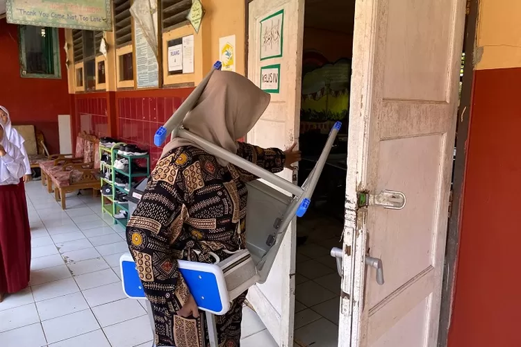 Wali murid Sekolah Dasar Negeri (SDN) 2 Pasir Tangkil, Warung Gunung Lebak saat mengantarkan meja dan kursi pengganti yang rusak atas permintaan Kepala Sekolah, Senin (28/4/2025)