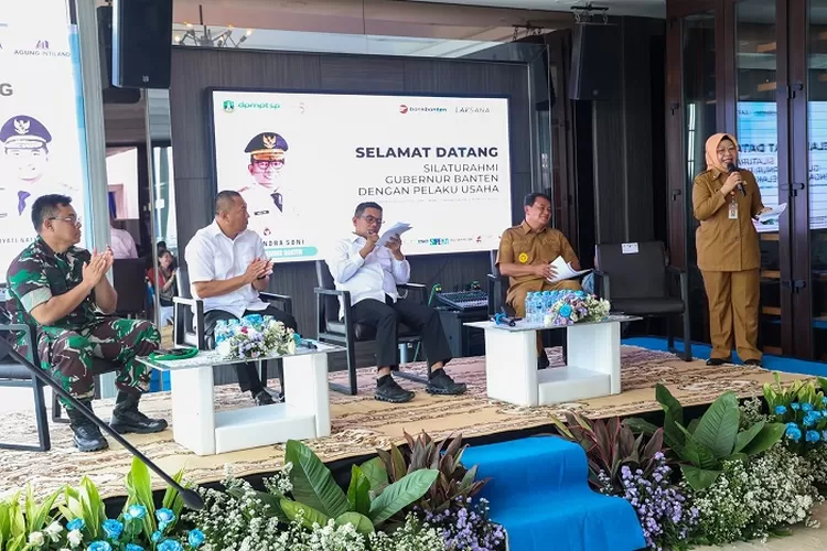 Andra Soni. saat menyerap aspirasi dari para pelaku usaha industri di Kabupaten Tangerang.  di kantor Laksana Bussines Park, Desa Laksana, Tangerang, Selasa (29/4/2025).  