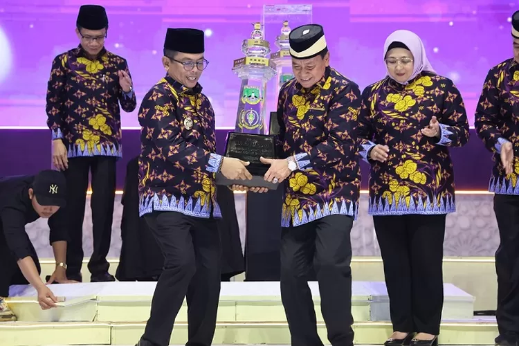 Gubernur Banten Andra Soni menutup Musabaqoh Tilawatil Qur'an (MTQ) XXII Tingkat Provinsi Banten Tahun 2025 di Kabupaten Tangerang, Selasa malam (29/4/2025).