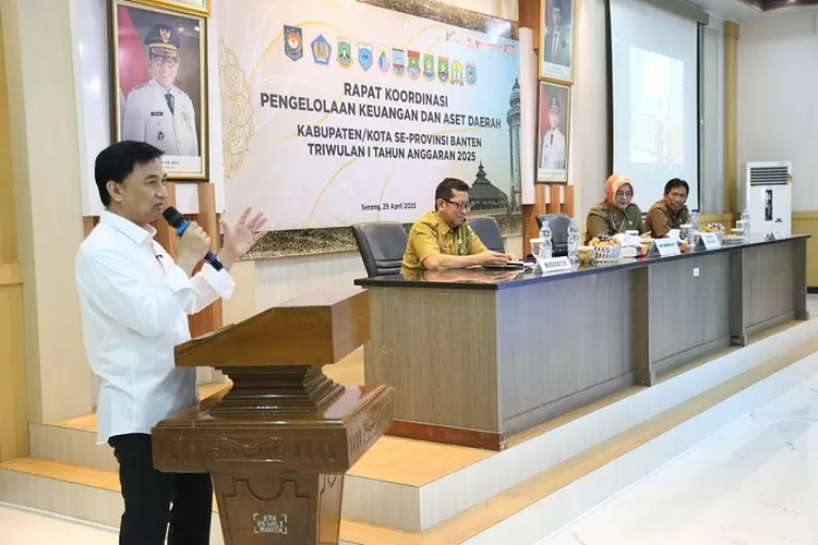 ubernur Banten, Dimyati Natakusumah, saat menghadiri Rapat Koordinasi Pengelolaan Keuangan dan Aset Kabupaten/Kota se-Provinsi Banten pada Triwulan I Tahun Anggaran 2025 di Aula  BPKAD, Selasa (29/4/2025)