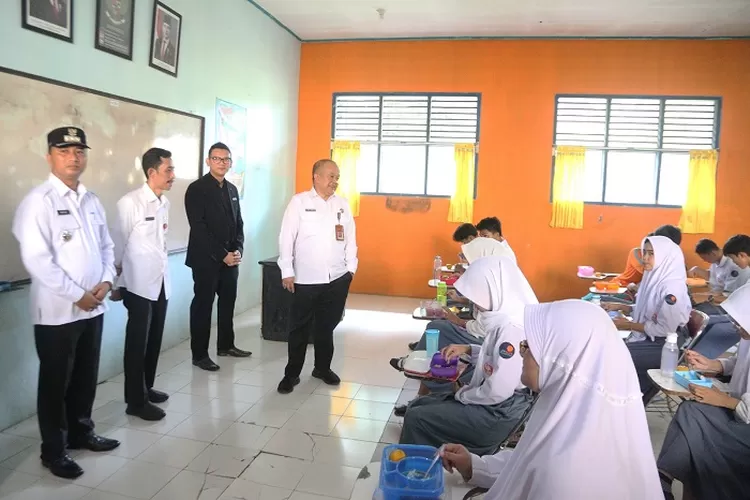 EA Deni Hermawan di SMA Bina Putera Serang, Desa Kopo, Kabupaten Serang, Rabu (30/4/2025)