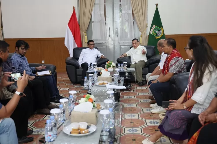 Gubernur Banten Andra Soni menerima kunjungan Karo Banten Bersatu (KBB) di Gedung Negara Provinsi Banten, Jl Brigjen KH Syam'un No.5, Kota Serang, Kamis (2/5/2025)