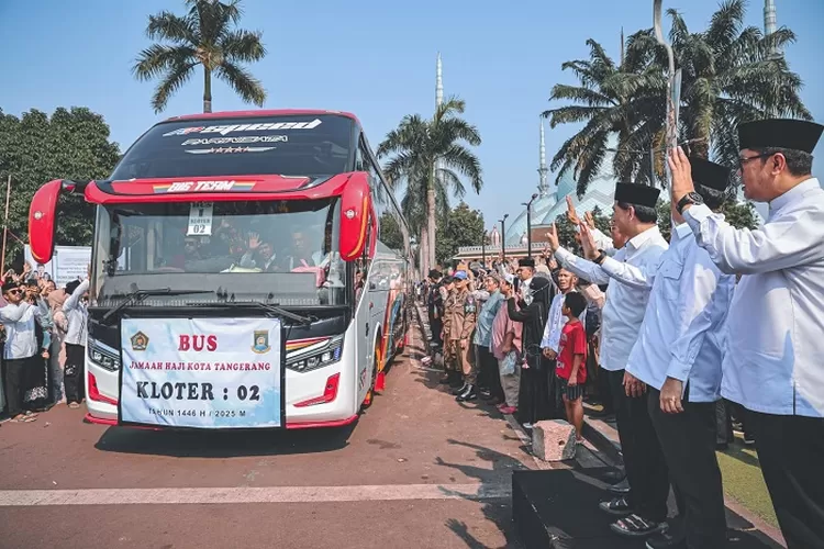 Wakil Gubernur Banten A Dimyati Natakusumah melepas 393 jamaah haji asal Kota Tangerang di Masjid Raya Al Azhom, Pusat Pemerintahan Kota (Puspemkot) Tangerang, Kamis (1/5/2025)