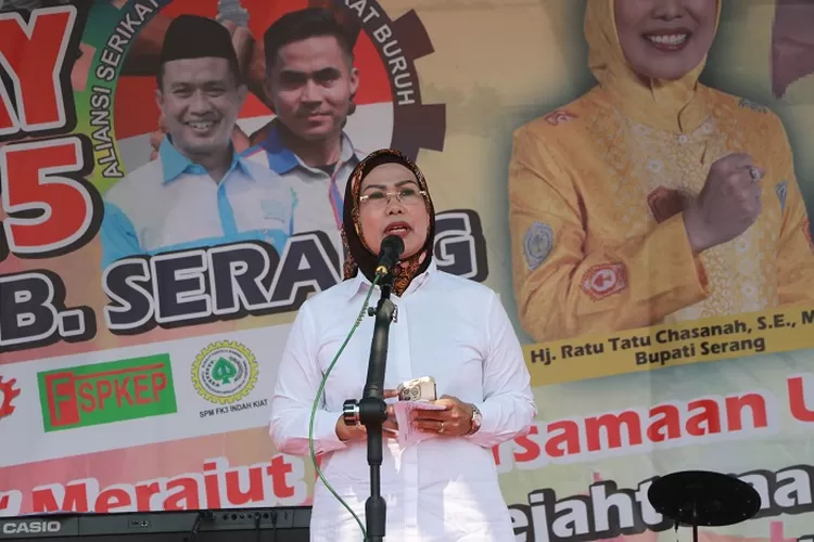 Ratu Tatu Chasanah menghadiri peringatan Hari Buruh Internasional atau May Day di Lapangan Kampung Bahbul, Desa Situ Terate, Kecamatan Cikande pada Kamis, (1/5/2025.)