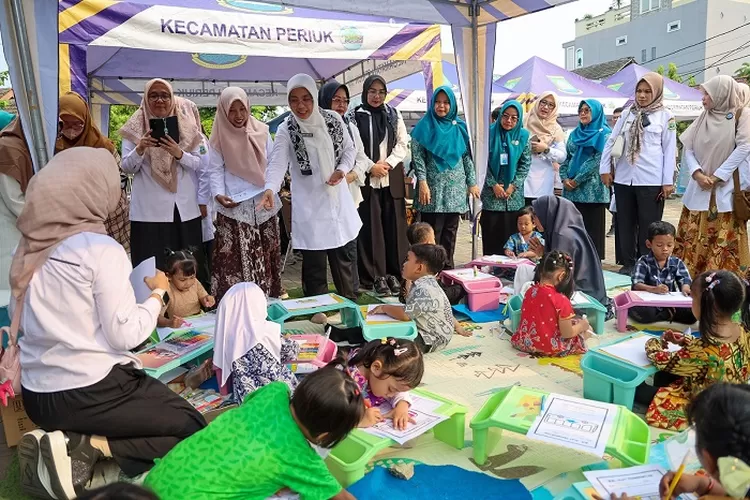 Tinawati Andra Soni saat mengujungi Posyandu Melati di Kecamatan Periuk, Kota Tangerang pada Rabu (30/4/2025)