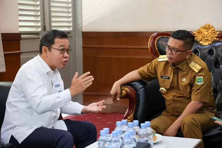 Gubernur Andra Soni saat menerima kunjungan Kepala BPKP Perwakilan  Provinsi Banten terkait Evaluasi Perencanaan dan Penganggaran (Evran) Pemprov Banten Tahun 2025 di   Gedung NegarA, Selasa, (3/6/2025).
