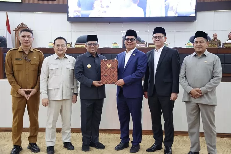 Gubernur Banten usai menghadiri Rapat Paripurna DPRD Provinsi Banten,  di Gedung DPRD Provinsi Banten, KP3B Curug, Kota Serang, Rabu (10/6/2025).