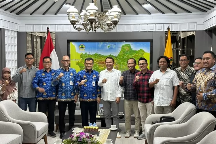 Gubernur Jawa Tengah Ahmad Luthfi bertemu dengan CEO Promedia Teknologi Indonesia Agus Sulistriyono serta Jaringan Pemimpin Redaksi Promedia (JPP) Jateng pada Kamis, 17 Juli 2025. (foto: Promedia)