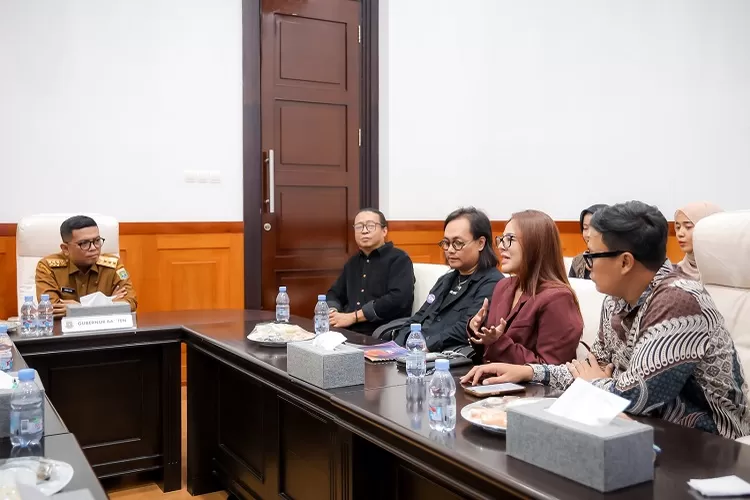 Gubernur Banten Andra Soni saat melakukan dialog bersama para content creator yang terhimpun dalam ICN, Senin 15 September 2025 (Foto: TOPMEDIA)
