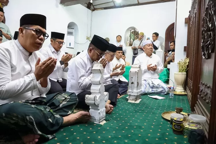 Gubernur Banten Andra Soni dan Ketua DPRD Banten saat ziarah ke Makam Sultan Maulanan Hasanudin Banten bersama Ketua DPRD Fahmi Hakim dan unsur Pejabat Pemprov, Jumat 3 Oktober 2025 (foto: Biro Adpim)