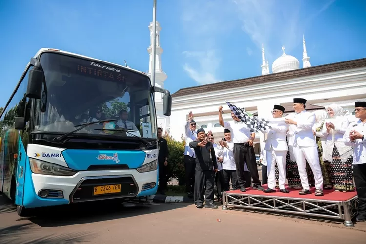 Gubernur Banten resmikan Bus Trans Banten   (foto: TOPMEDIA)
