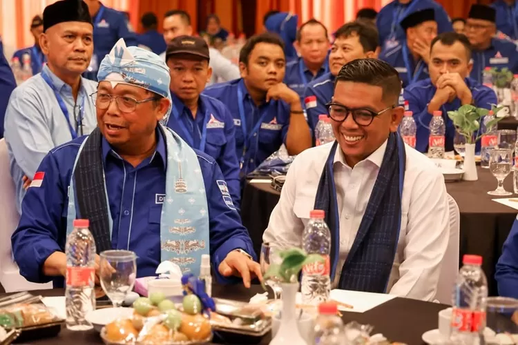 Sekjen DPP Demokrat Herman dan Gubernur Banten Andra Soni saat menghadiri Rapat Kerja Daerah (Rakerda) DPD Partai Demokrat di Ledian Hotel (Foto: Adpim)