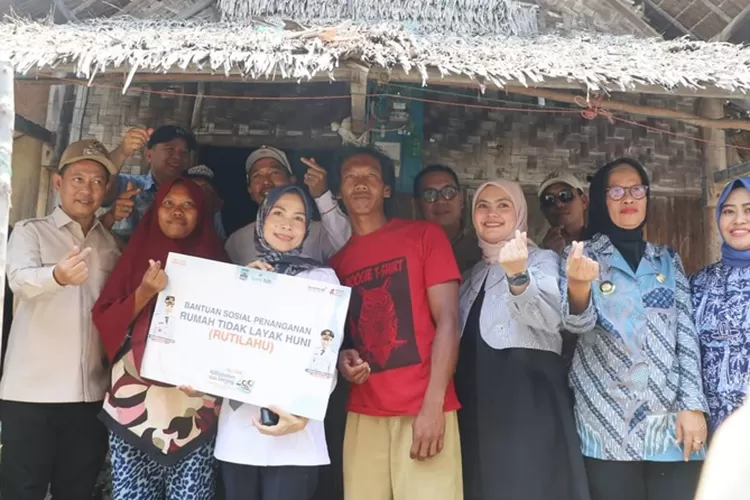 Bupati Serang Ratu Zakiyah dan Wakil Bupati Najib Hamas saat foto bersama warga Desa Pulo Panjang (foto: TOPMEDIA)