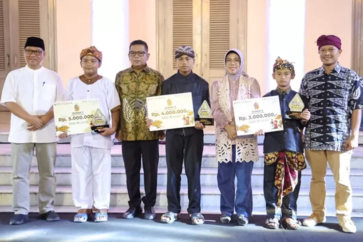 Gubernur Banten Andra Soni didampingi Isteri Tinawati bersama Plt Kepala Dindikbud Banten saat memberikan penghargaan kepada para peserta ekan Kebudayaan Daerah di Gedung Negara Provinsi Banten, Kota Serang, Sabtu (11/10/2025) malam. (Foto: TOPMEDIA)