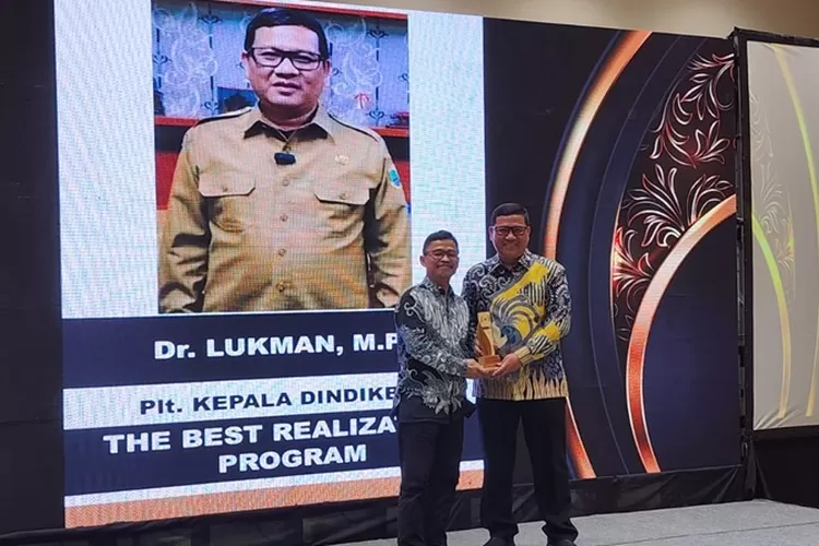 Plt Kadindikbud Pemprov Banten Lukman Raih Penghargaan The Best Realization Program Sekolah Gratis dari Ajang Award Tangerangpos (foto: TOPMEDIA )