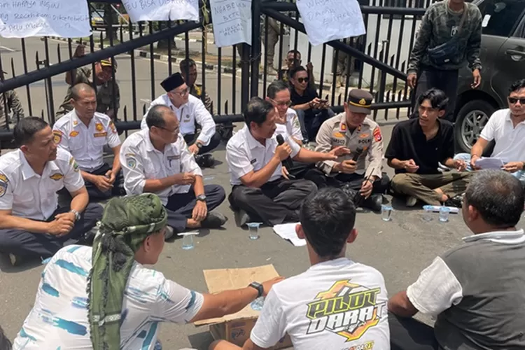 Komunitas sopir angkot protes keberaan trans banten ke Dihsub Pemprov Banten, Rabu 15 Oktober 2025 (Foto: TOPMEDIA)