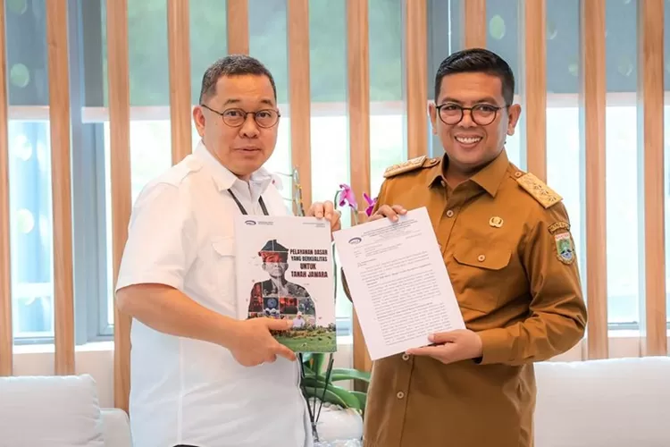 Gubernur Banten Andra Soni saat menerima penghargaan Apresiasi LED dari Kepala BPKP Perwakilan Banten Rusdy Sofyan, Rabu 15 Oktober 2025 (foto; Siaran Pers Biro Adpim)