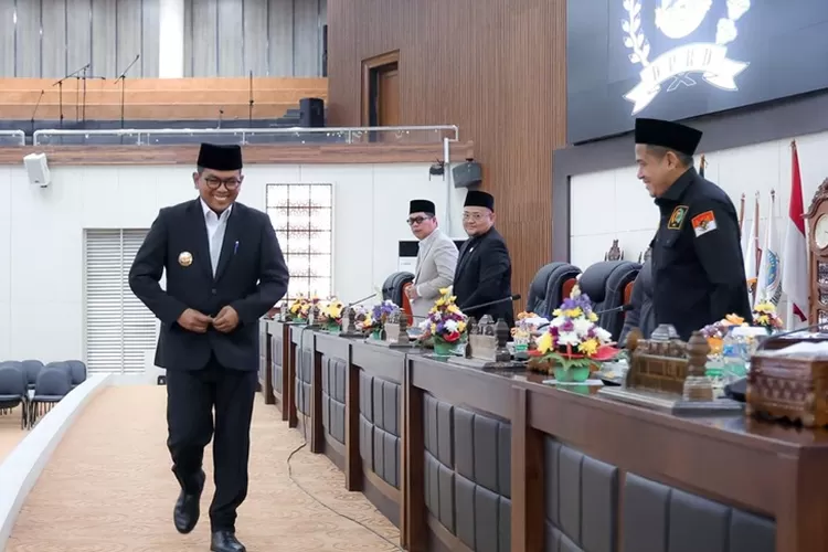 Gubernur Banten Andra Soni saat berjalan akan menyampaikan Raperda Perseroda pada paripurna penyampaian jawaban Gubernur banten terhadap pandangan umum fraksi-fraksi di ruang paripurna DPRD Banten, Rabu 15 Oktober 2025 (foto: Siaran Pers Biro Adpim)