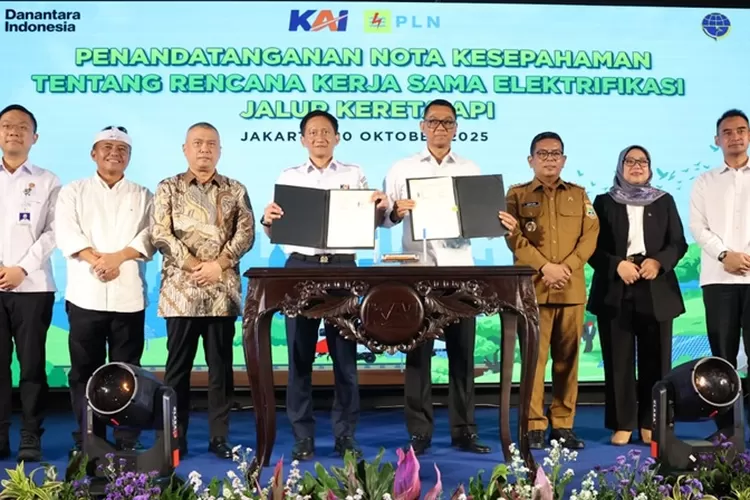  Penandatanganan Nota Kesepahaman tentang Rencana Kerja Sama Elektrifikasi Jalur Kereta Api di Jakarta Railway Center, Jalan Ir Juanda 1B No. 8, Gambir, Jakarta, Senin (20/10/2025). (foto: TOPMEDIA)