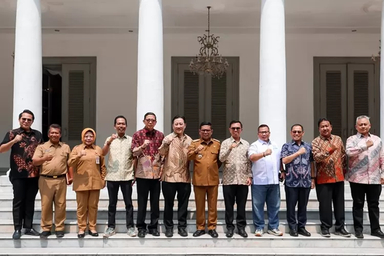 Foto Bersama Andra Soni usai pertemuan dengan pengurus Apindo, di halaman Gedung Negara Provinsi Banten, Jalan Brigjen KH. Syam&rsquo;un, Kota Serang, Senin (20/10/2025) (Foto: Siaran Pers)