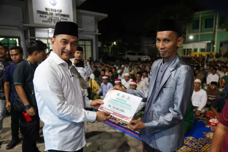 Wakil Gubernur Banten Dimyati Natakusumah memberikan bantuan simbolis kepada Pimpinan Pondok Pesantren Terpadu Al-Wahdah Dr KH Bazari Syam (Foto: Siaran Pers Biro Adpim)