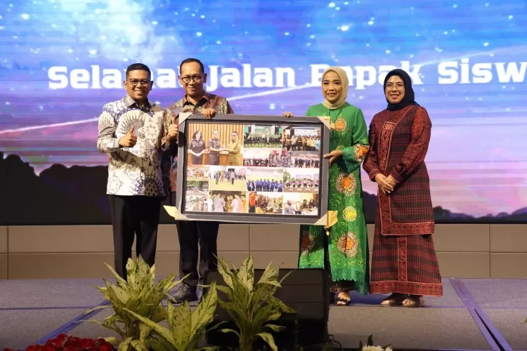 Acara Pisah Sambut Kepala Kejaksaan Tinggi Banten, dari Bapak Siswanto kepada Ibu Bernadeta Maria Erna Elastiyani, dihadiri Gubernur Banten Andra Soni di Aston Serang Hotel, Jumat (24/10/2025). Terima kasih atas dedikasi dan sinergi yang telah terjalin, serta selamat bertugas di tempat baru. Mari be (TOPMEDIA)