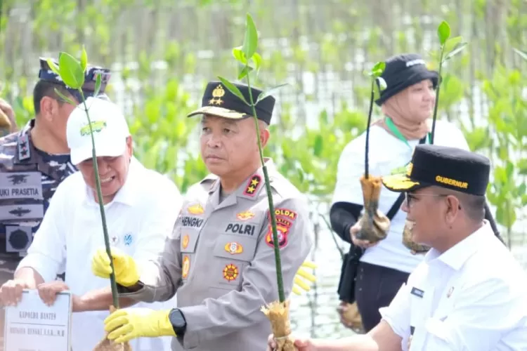 Kapolda Banten Irjen Pol Hengki Mendampingi Wapres RI Gibran Rakabuming Dalam Kegiatan Perlindungan Dan Pengeloaan Ekoistem Di Kebupaten Tangerang. (TOPMEDIA)