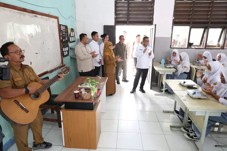 Gubernur Banten Andra Soni meninjau pelaksanaan program prioritas Presiden Prabowo Subianto, Makan Bergizi Gratis (MBG) di SMAN 2 Kabupaten Tangerang, Kecamatan Mauk, Senin (27/10/2025).  (TOPMEDIA)