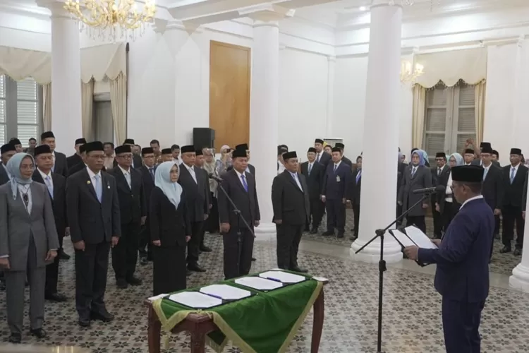 Gubernur Banten Andra Soni saat melantik 23 Pejabat Eselon 2 Pemprov Banten, Senin 3 November 2025 (Foto: TOPMEDIA)