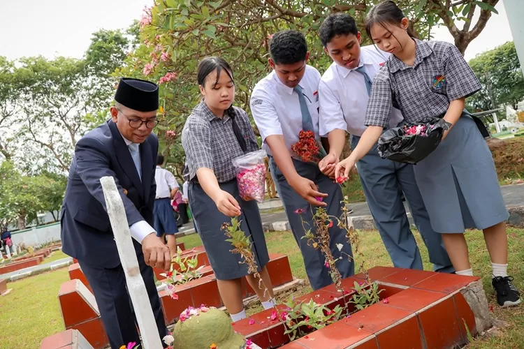 Gubernur Banten Andra Soni mendampingi para pelajar Siswa SMK untuk tabur bunga di Makam Pahlawan, Ciceri Kota Serang, 10 November 2025 (Foto: TOPMEDIA)