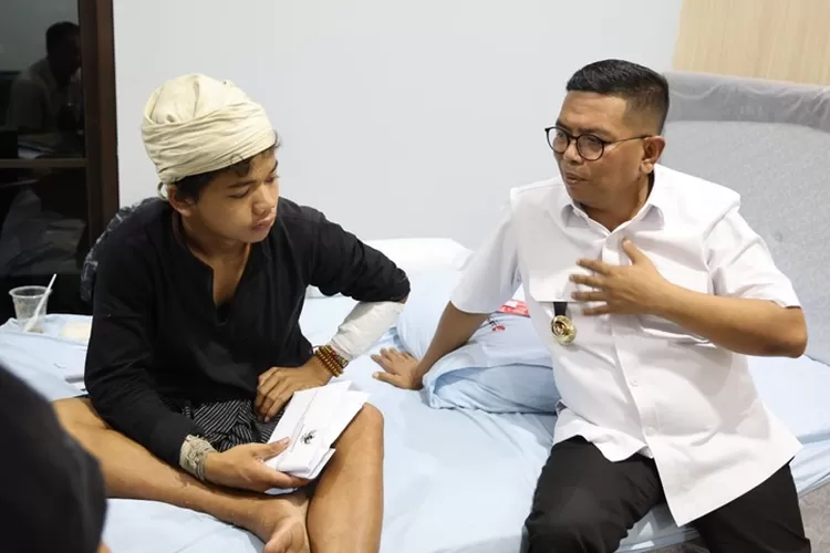 Gubernur Andra Soni Jenguk Revan, Warga Baduy Korban Perampokan di Jakarta (Foto: TOPMEDIA)