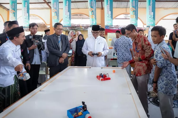 Gubernur Andra Soni Apresiasi Inovasi Teknologi Santri di Ponpes Assa&rsquo;adah Serang (Foto: TOPMEDIA)