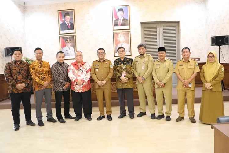 Komisioner Komisi Informasi saat foto bersama dengan Gubernur Banten Andra Soni dan Pejabat Dinas Kominfo Pemprov Banten (Foto: TOPMEDIA)