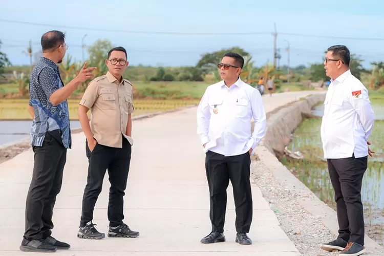 Gubernur Banten Andra Soni dan Ketua DPRD Banten Fahmi Hakim saat meninjau lokasi pembangunan Bang Andra di Kecamatan  Pontang, Kabupaten Serang, Kamis 13 November 2025 (Foto: TOPMEDIA)