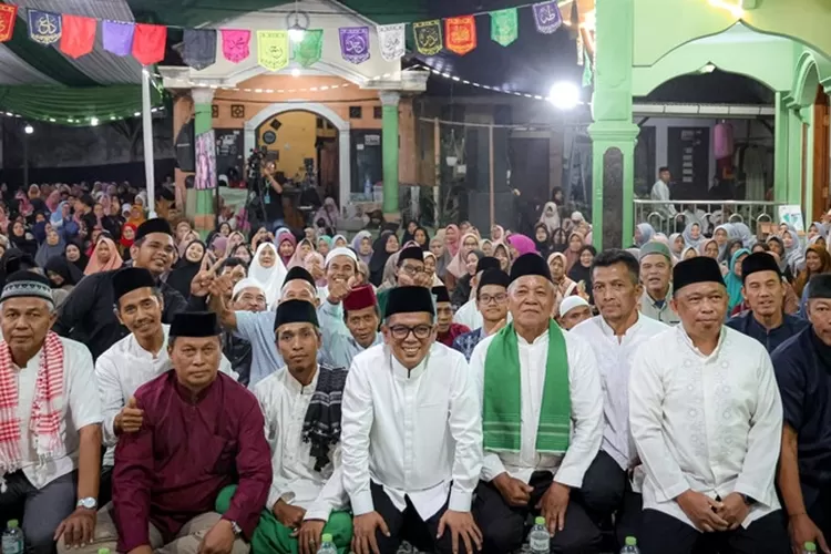 Gubernur Banten Andra Soni saat foto bersama masyarakat Ciledug, Kota Tangerang (Foto: TOPMEDIA)