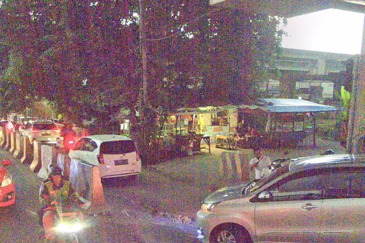Pengguna Jalan Keluhkan Pak Ogah di Putaran Caman Jalan Raya Kali Malang, Bekasi Barat Kerap Memaksa.