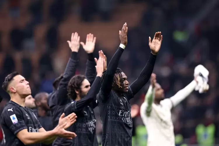  Pemain AC Milan Rafael Leao bersama rekan satu timnya merayakan setelah pertandingan  (REUTERS/Claudia Greco)